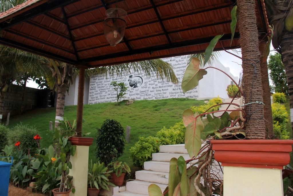 By The Way Hotel Mysore Bagian luar foto